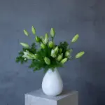 ユリの蕾と緑の葉をメインにした花束の画像